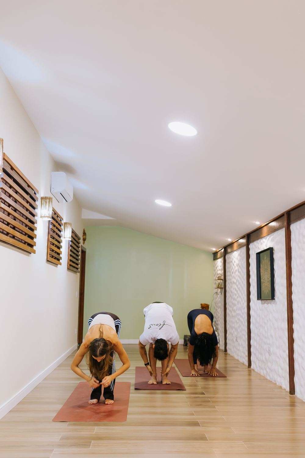 Aula de yoga em grupo no salão do yoga do Flow