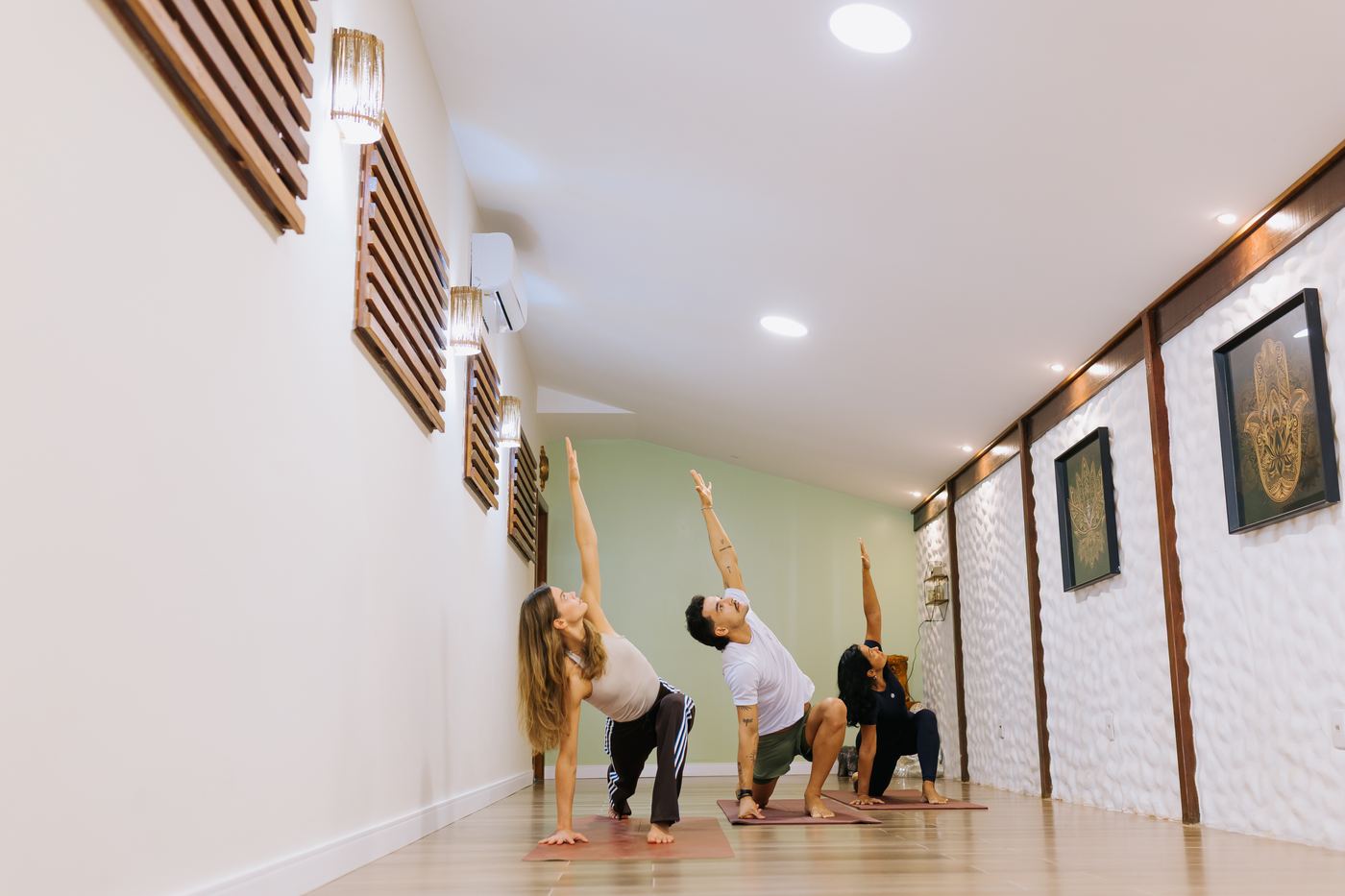 Grupo em postura de yoga no salão do Flow