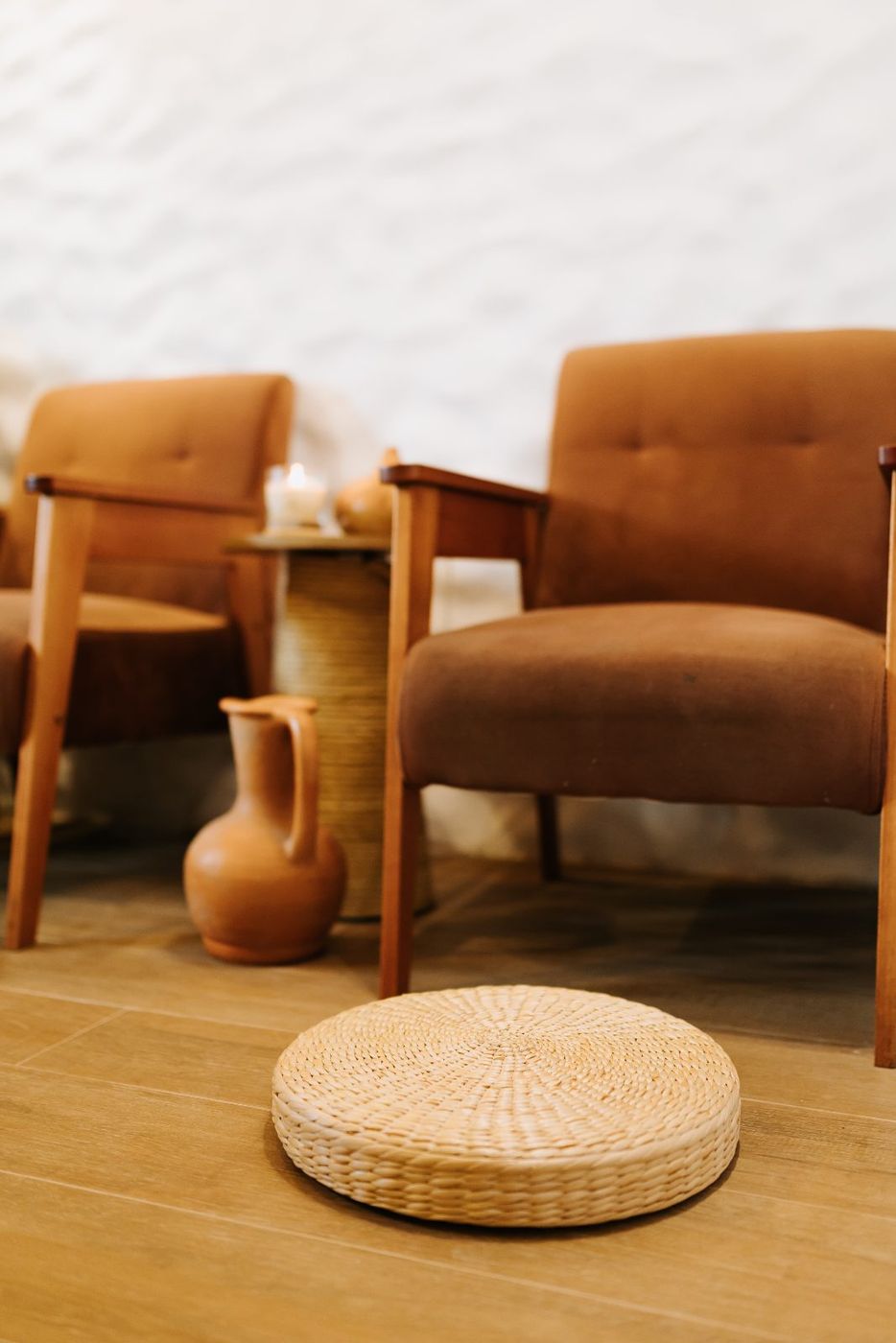 Ambiente de convivência do Flow com poltronas e peças de barro