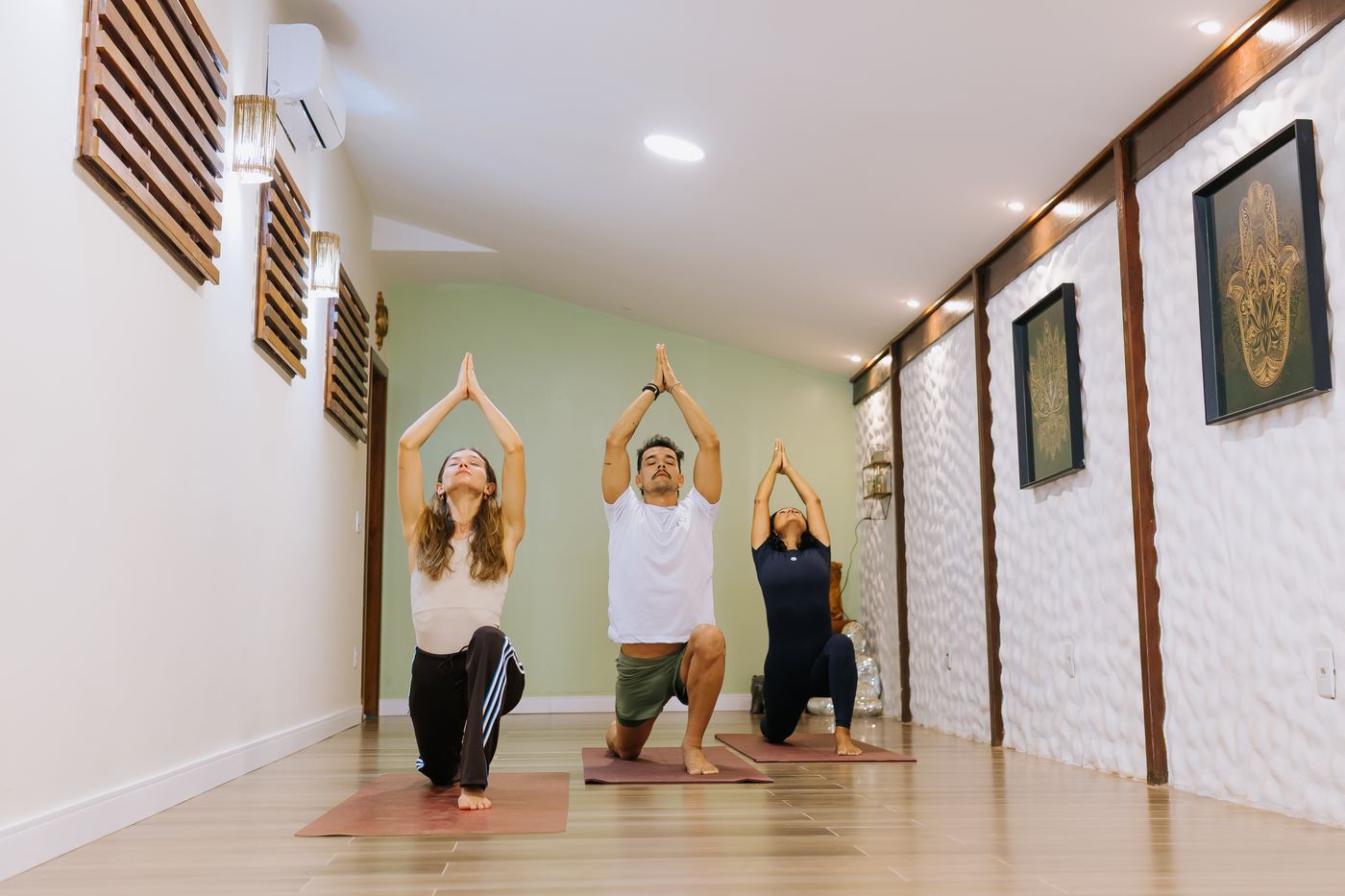 Aula de yoga em grupo no salão do yoga do Flow