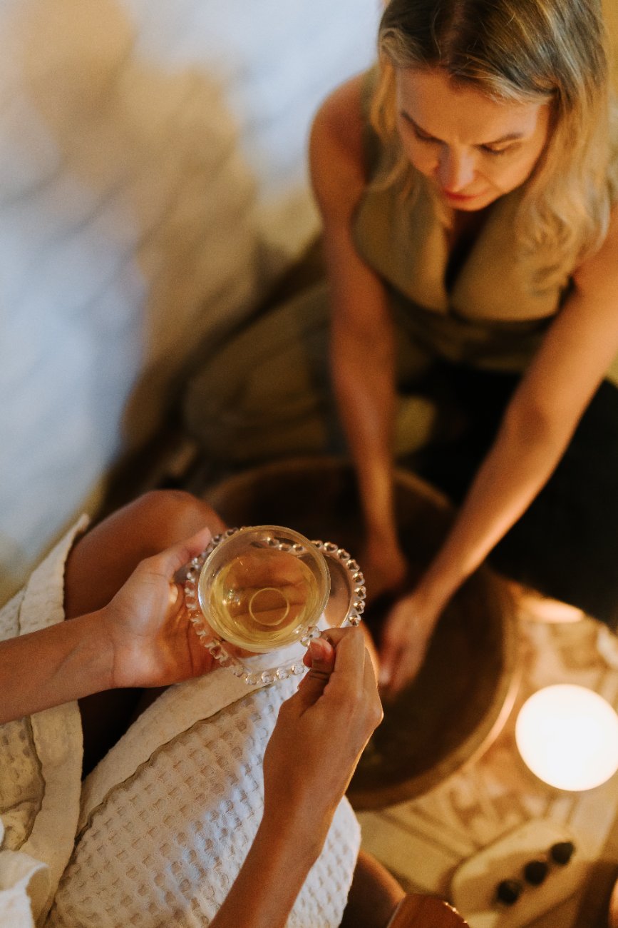Escalda-pés com ervas aromáticas e chá de boas-vindas