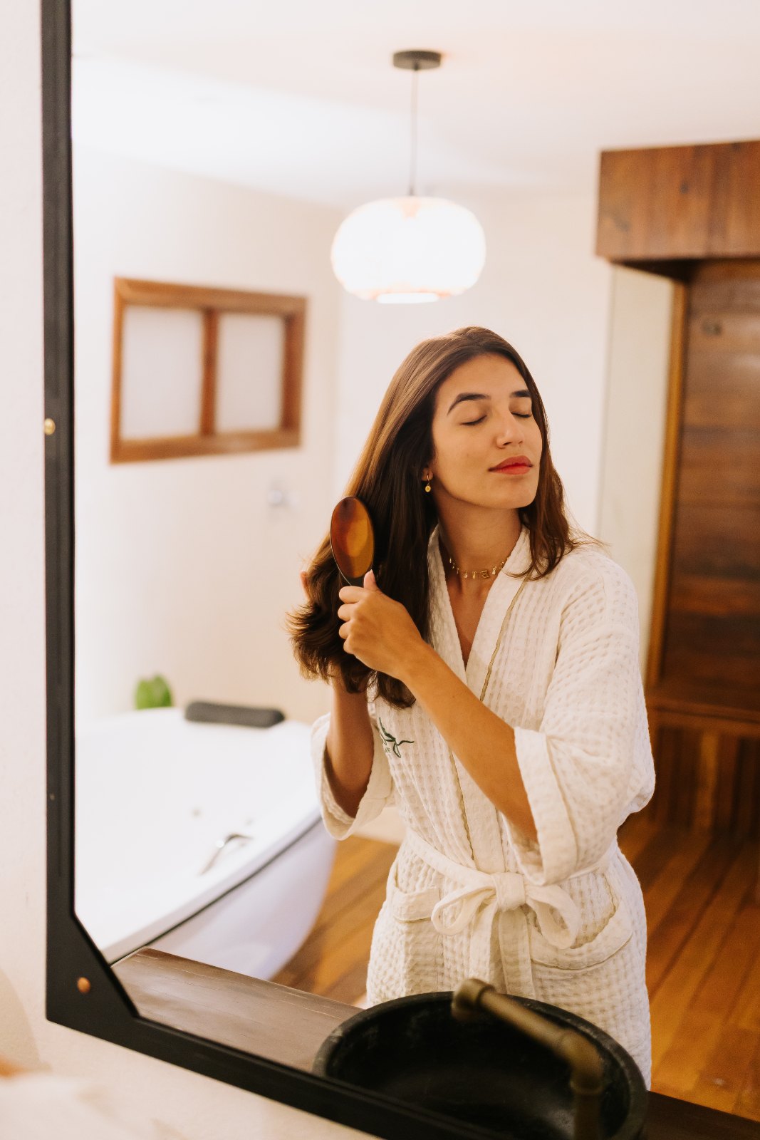 Noiva em roupão claro vivendo um momento de pausa no spa Flow