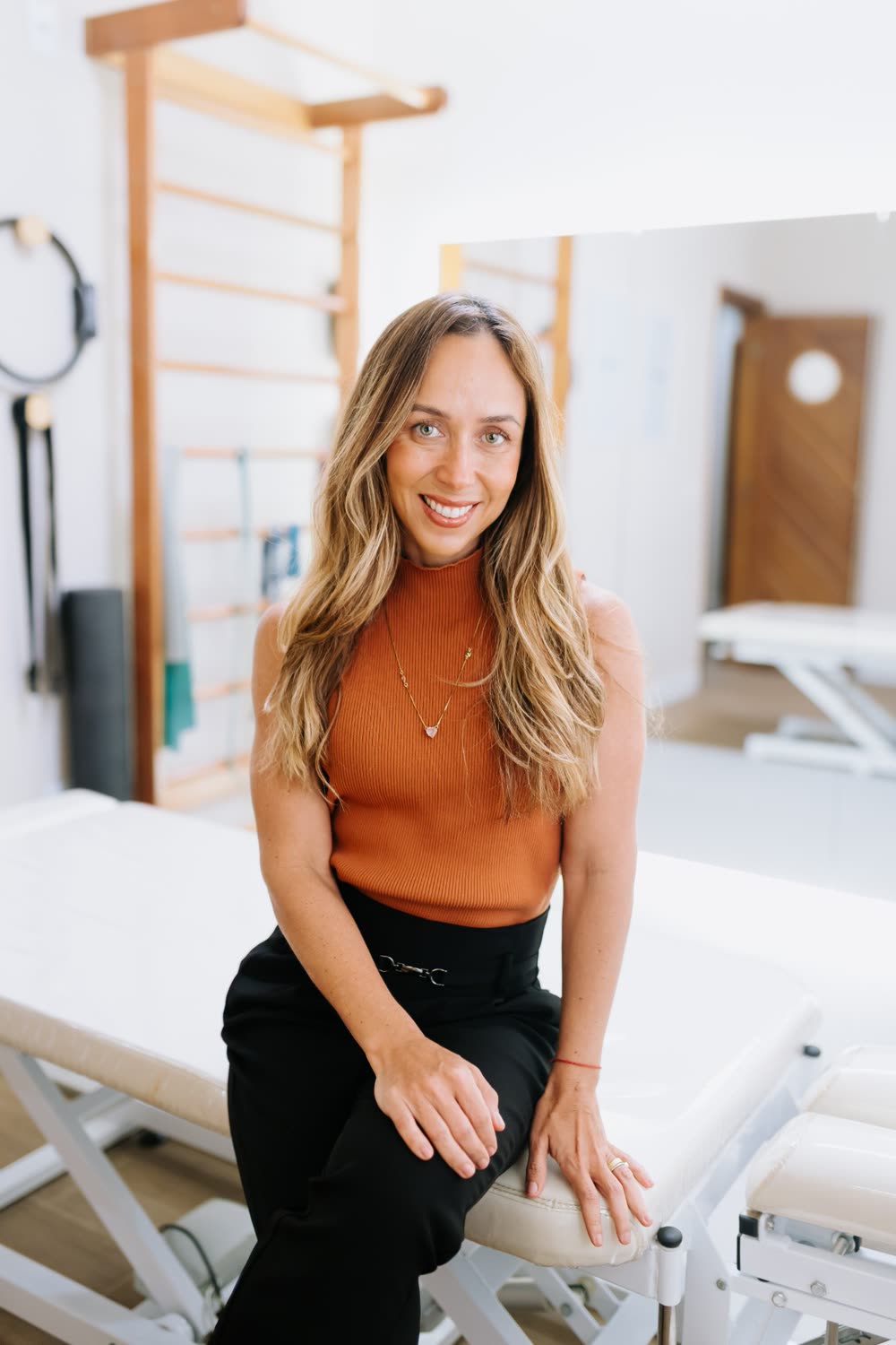 Priscila Soares na sala de fisioterapia do Flow, com espaldar e macas