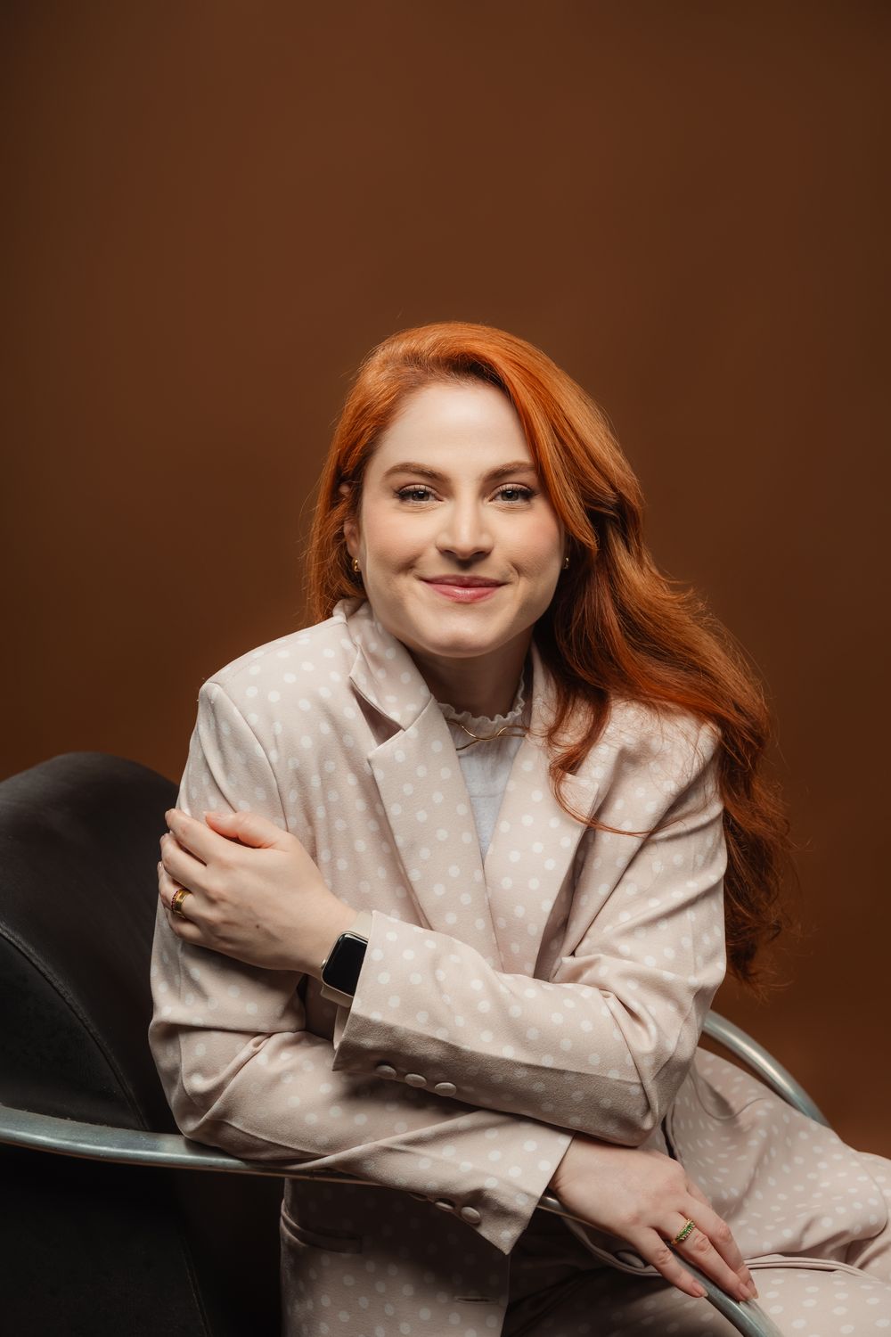 Dra. Fernanda Rizzo (CRM-ES 15099 · RQE 11882) sentada em uma poltrona, com um sorriso acolhedor