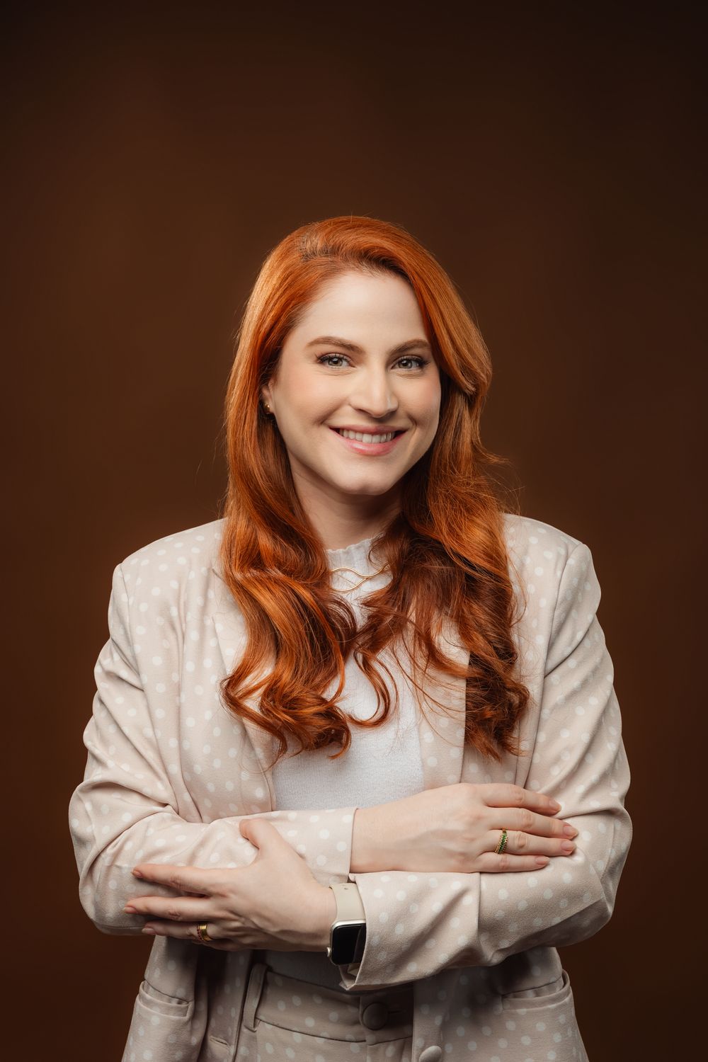 Dra. Fernanda Rizzo, médica de Família e Comunidade (CRM-ES 15099 · RQE 11882), sorrindo de braços cruzados
