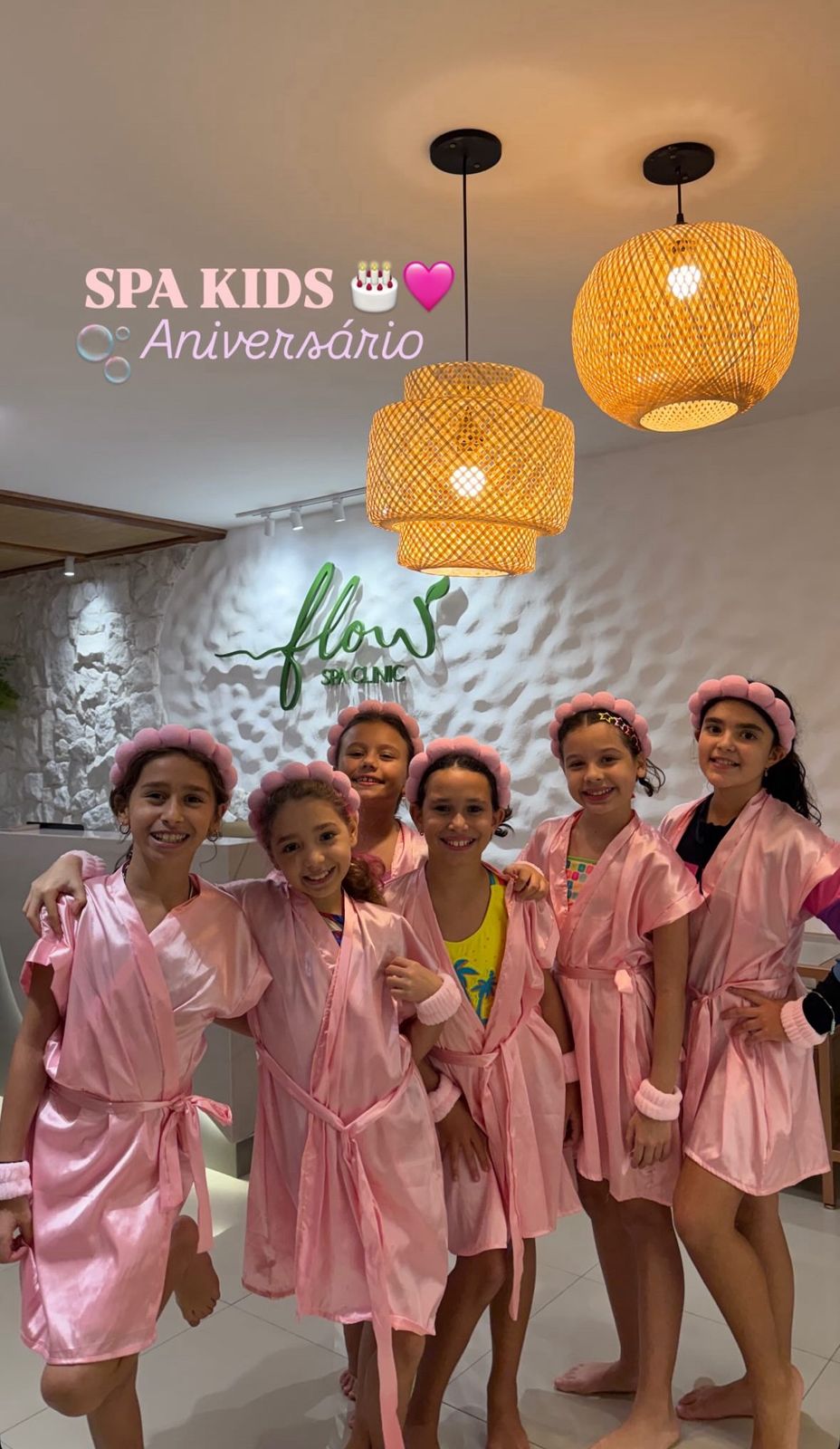 Retrato do grupo de meninas no SPA Kids sob o ambiente do Flow
