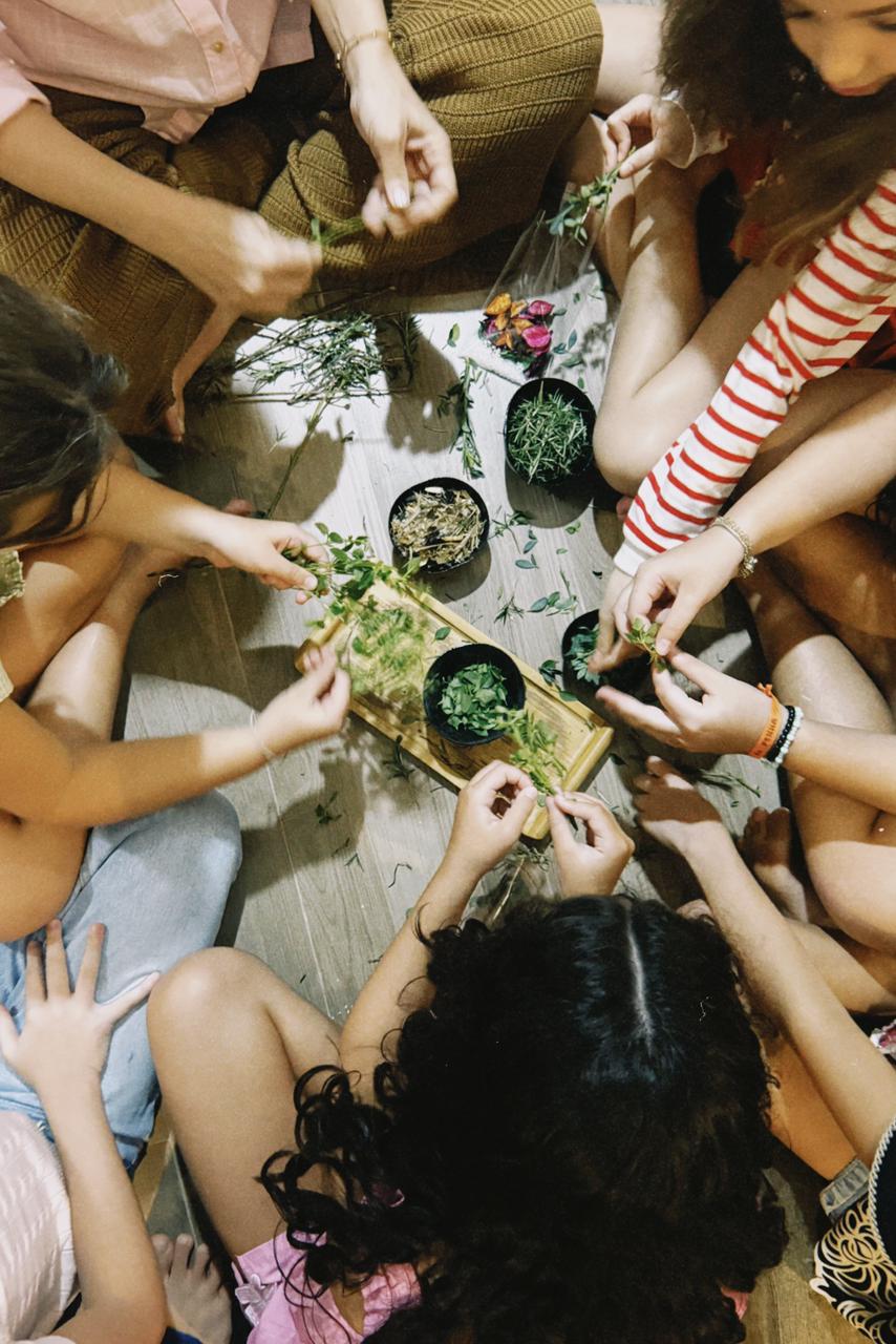 Roda sensorial de ervas durante o SPA Kids