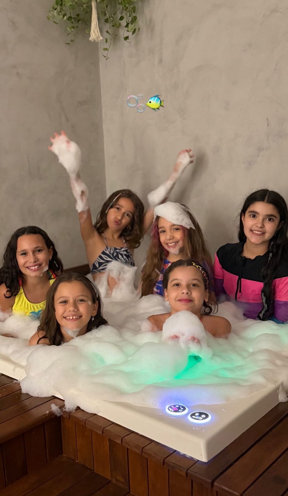 Banho de banheira com sais de banho, momento de relaxamento