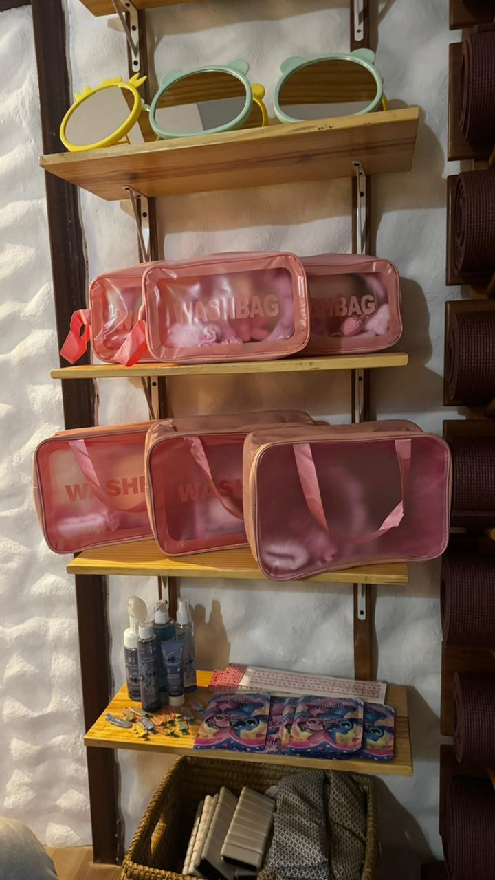 Washbags, espelhos e produtos que as meninas recebem no SPA Kids