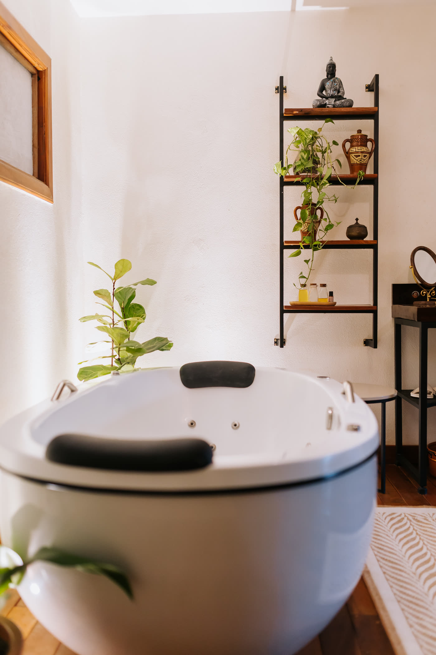 Banheira de hidromassagem do Flow, cercada de plantas, preparada para o banho de imersão
