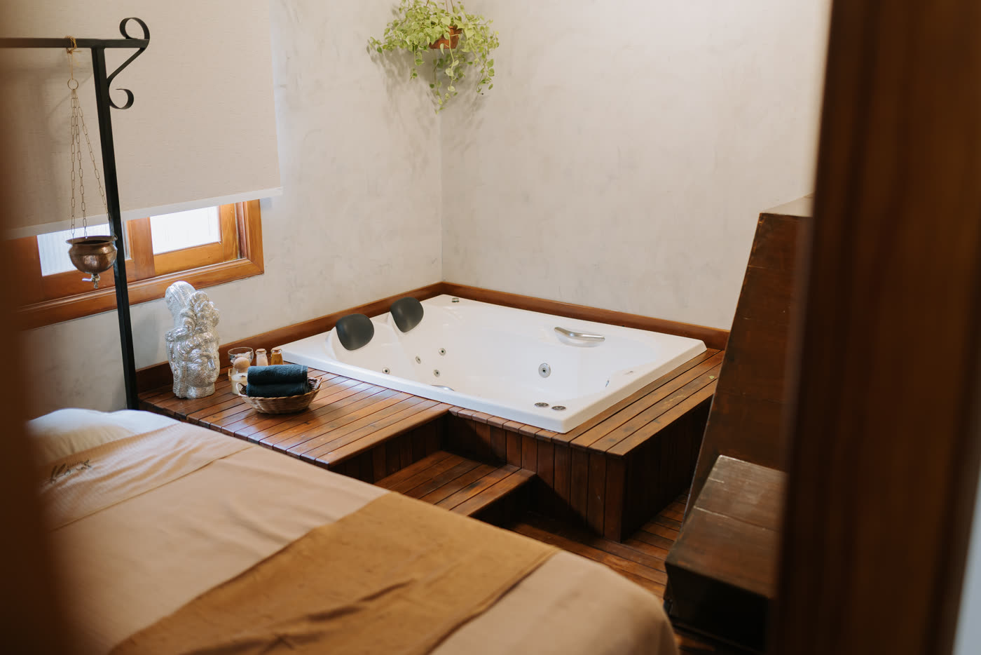 Sala do Flow com banheira de hidromassagem e maca, em madeira e luz natural