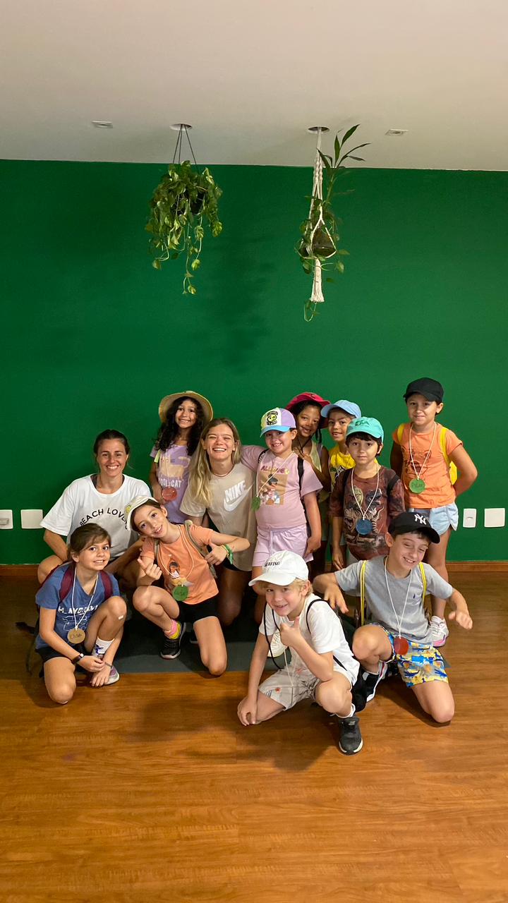 Grupo de crianças com a instrutora - Yoga Kids