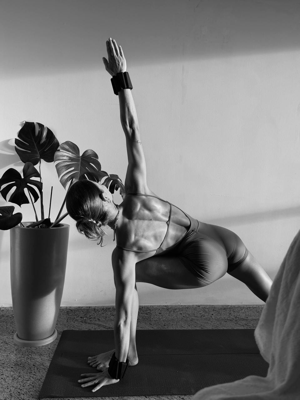 Mulher em postura do triângulo com halteres - Super Yoga com Jade Carlile